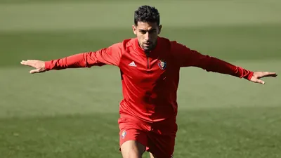 El defensa francés completó su primera sesión completa con el grupo tras superar una lesión de pretemporada, lo que le...