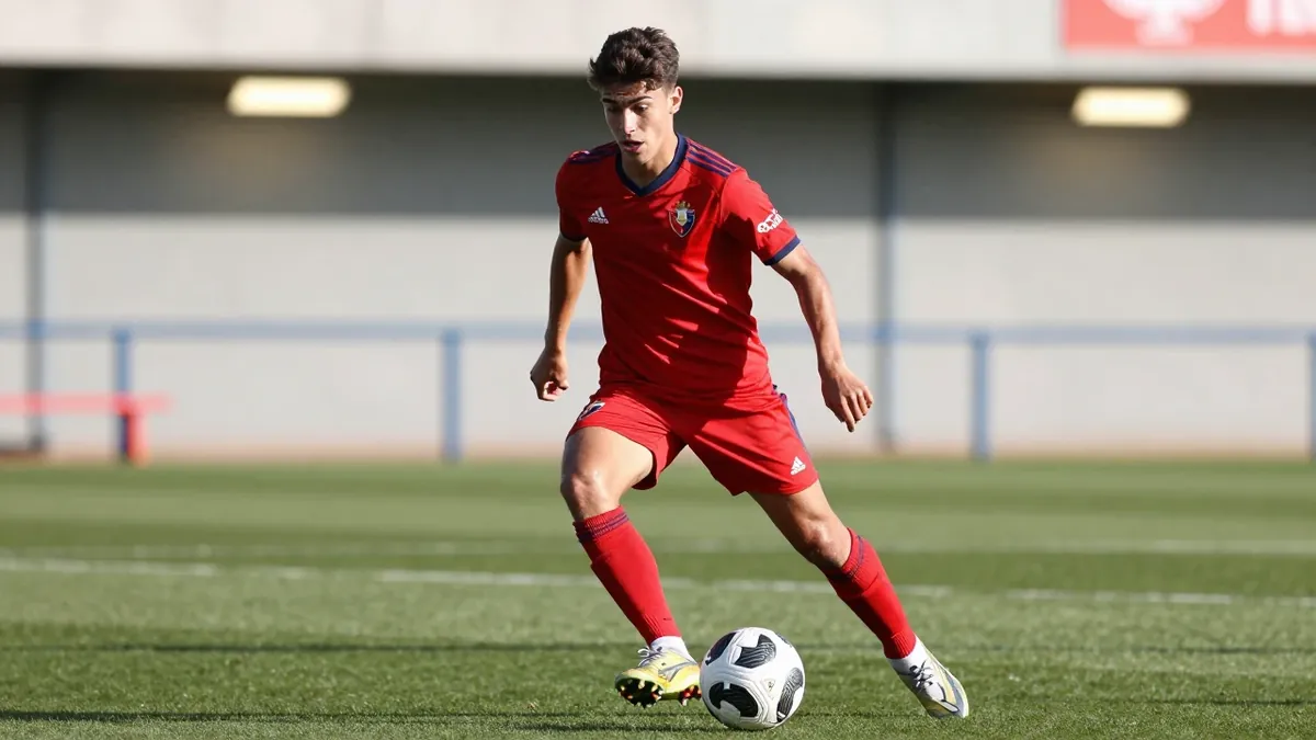 El club navarro asegura el futuro del joven centrocampista de 18 años, formado en la cantera, que ya debutó y aportó...